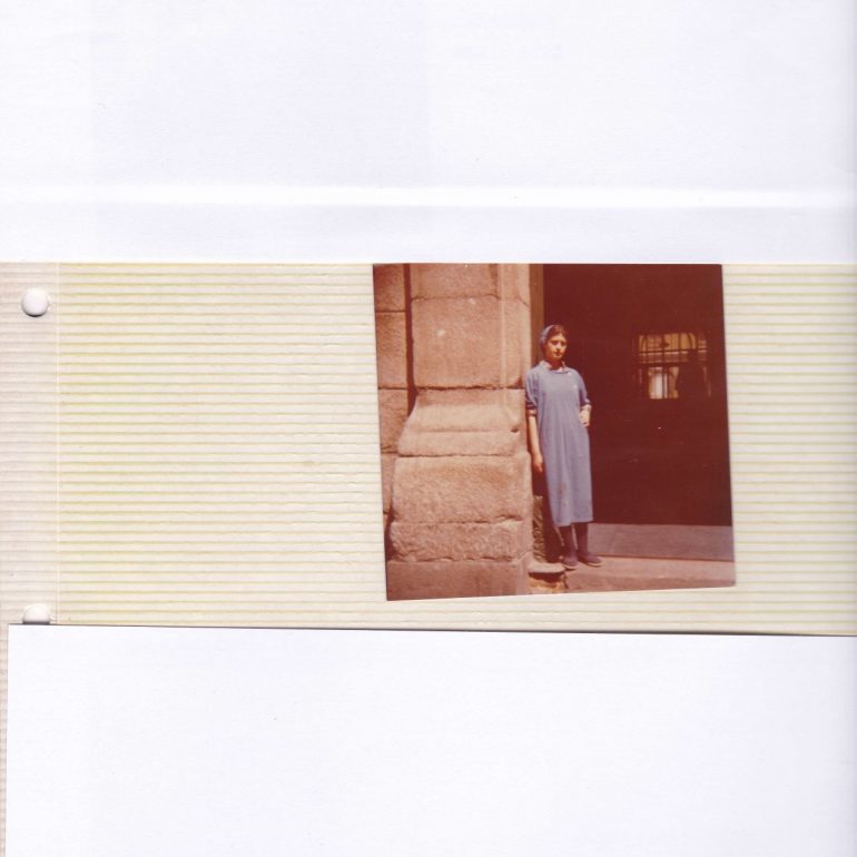 operaria de la fábrica posando en la entrada de la fábrica de Madrid. 1970. Tabacalera. Mujeres, Trabajo. Embajadores. Lavapiés. Cigarreras. Obreras. Feminismo. Memoria. Historia. Madrid. Fábrica de Tabacos.