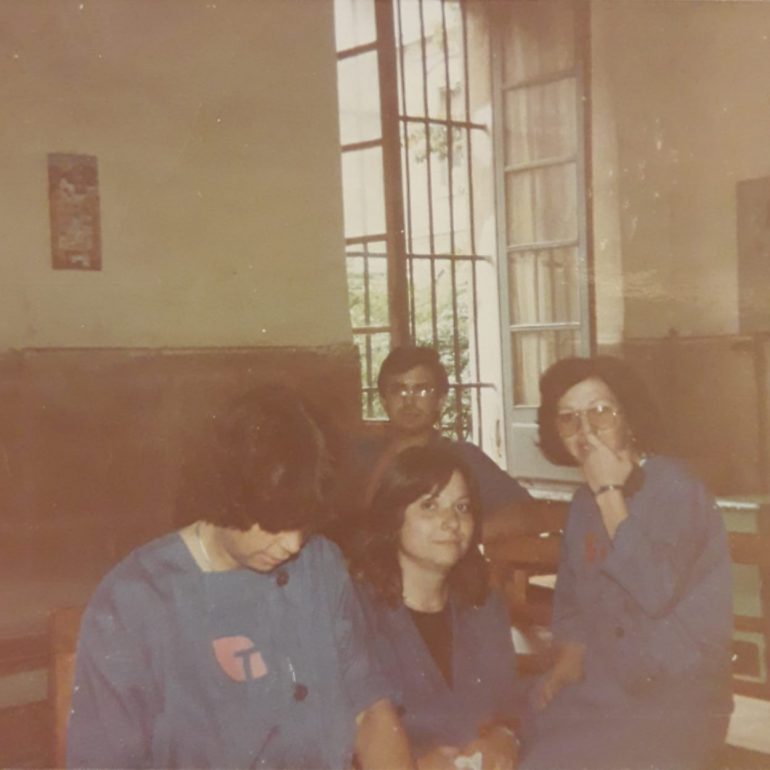 Trabajadoras en la fábrica años 80. Fotografía cedida.Tabacalera. Mujeres, Trabajo. Embajadores. Lavapiés. Cigarreras. Obreras. Feminismo. Memoria. Historia. Madrid. Fábrica de Tabacos.