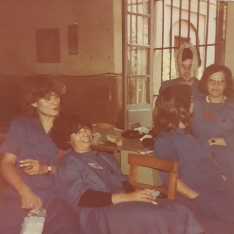 Trabajadoras en la fábrica años 80. Fotografía cedida.Tabacalera. Mujeres, Trabajo. Embajadores. Lavapiés. Cigarreras. Obreras. Feminismo. Memoria. Historia. Madrid. Fábrica de Tabacos.